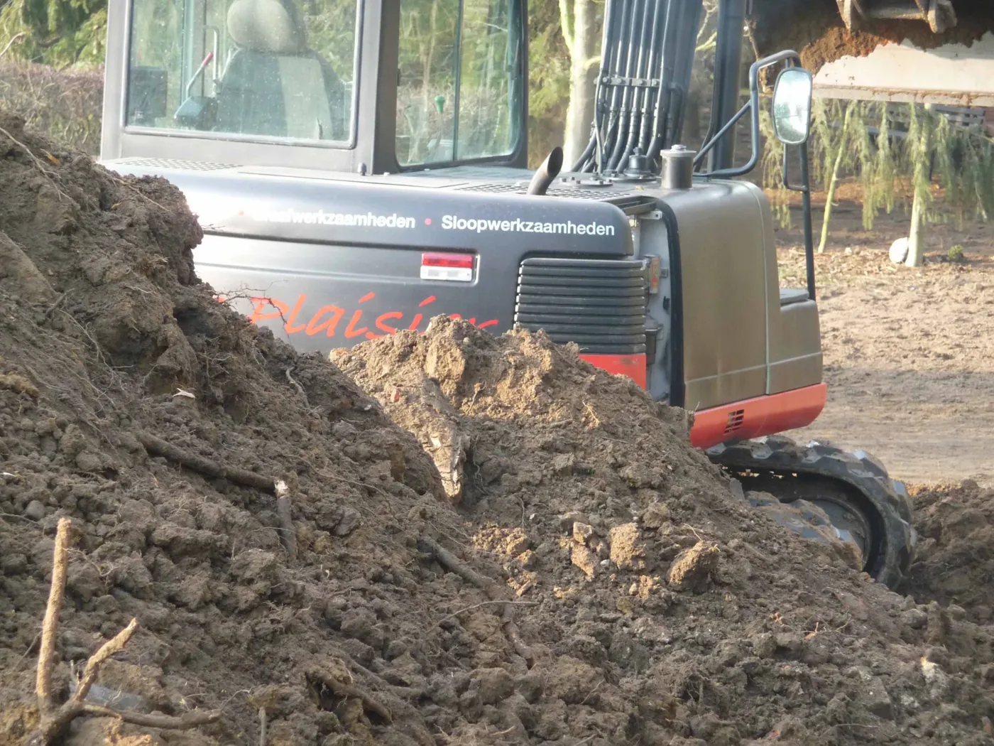 Grondverzet met de graafmachine